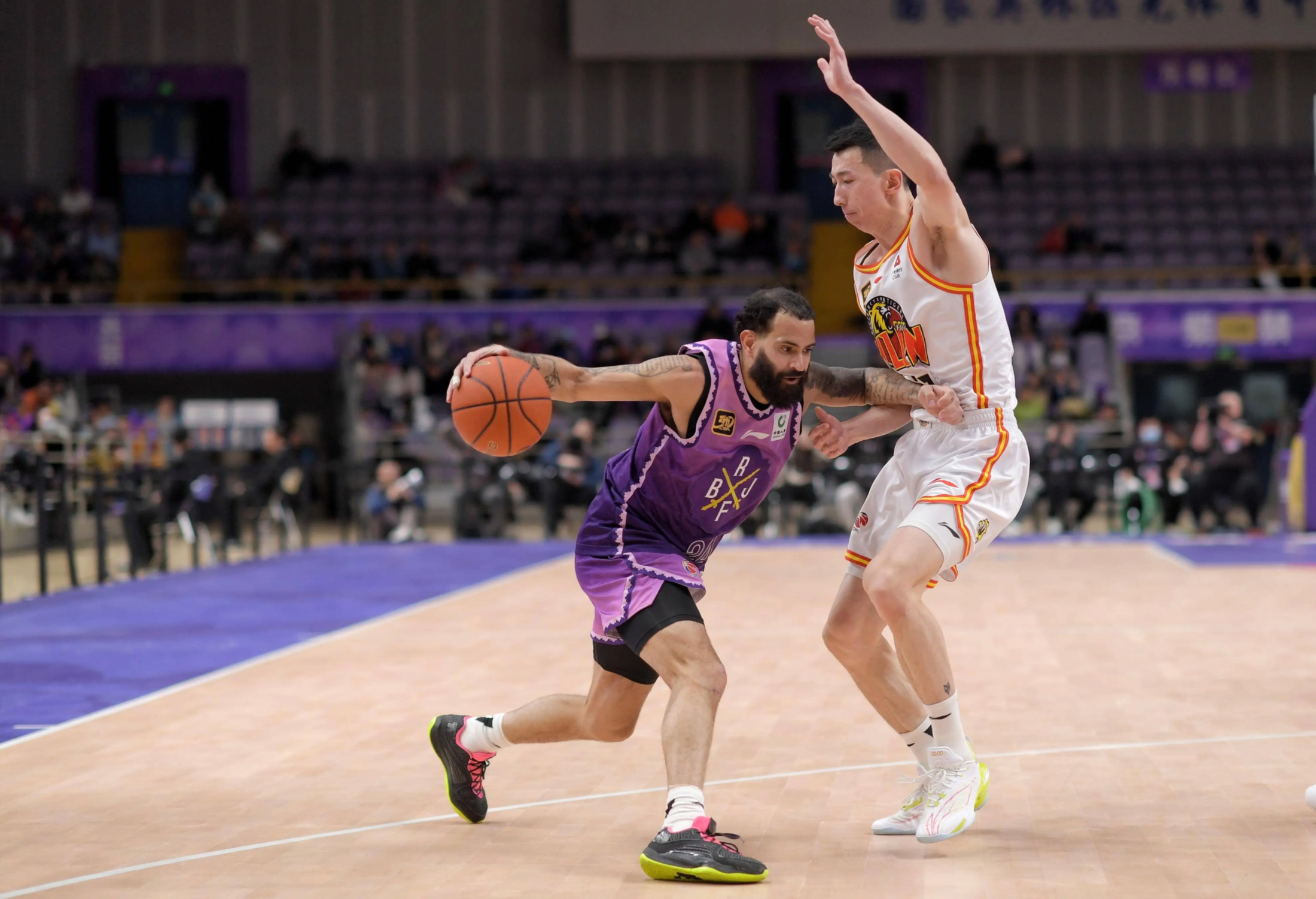 中超赛程吃紧,山东男篮今夜强势反弹,球迷炸锅,阵容厚度经受考验的简单介绍 中超赛程吃紧,山东男篮今夜强势反弹,球迷炸锅,阵容厚度经受考验的简单介绍